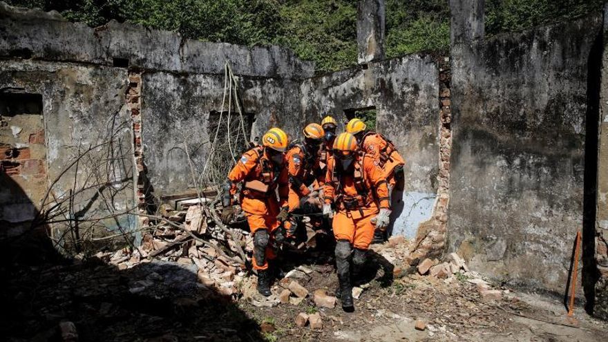 Bomberos militares brasileños actúan en el rescate de heridos este martes en la Isla de Marambaia, Río de Janeiro (Brasil).