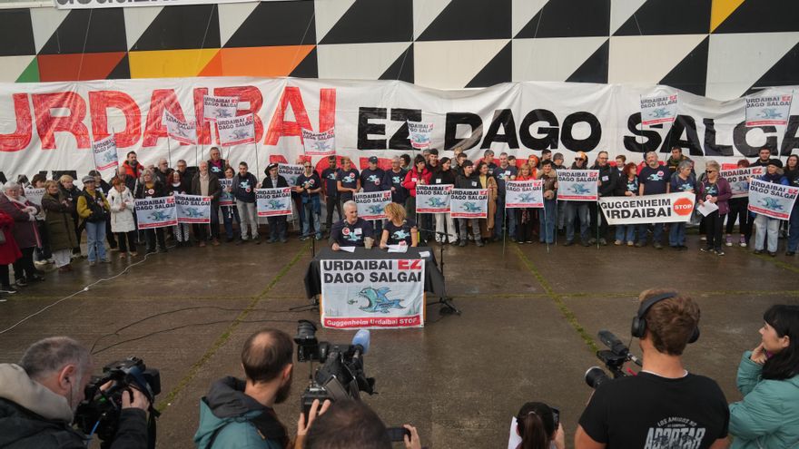 Los críticos contra el Guggenheim de Urdaibai: "27 millones de dinero público que se han tirado a la basura"