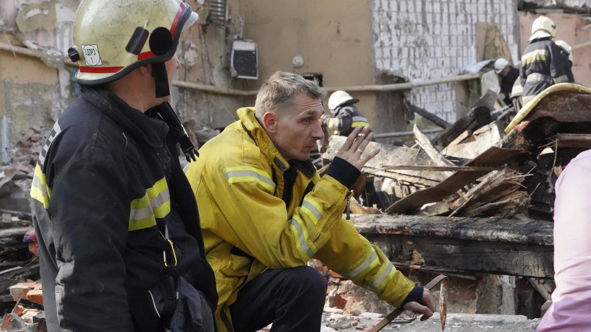 Rescatistas ucranianos buscan entre los escombros de un edificio que resultó dañado después de que un cohete impactara este jueves en el área de Saltivka en Kharkiv, Ucrania. EFE/EPA/VASILIY ZHLOBSKY