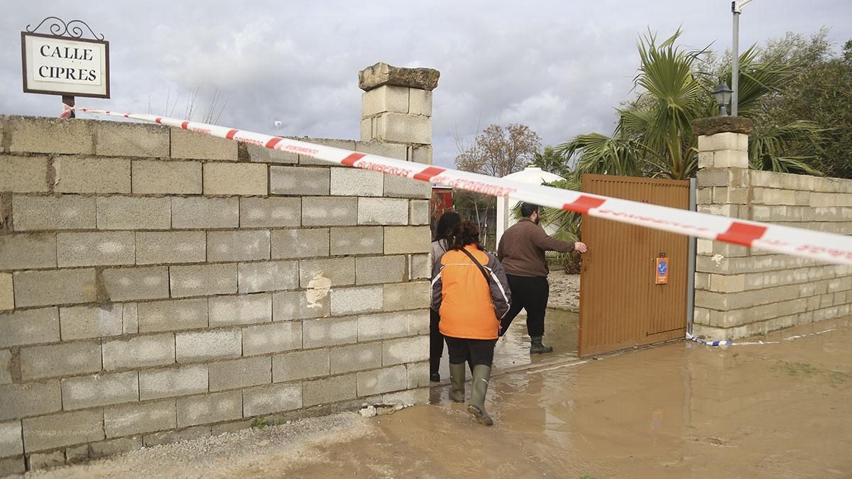 Vecinos de la parcelación San Isidro empiezan a limpiar sus casas después de las inundaciones