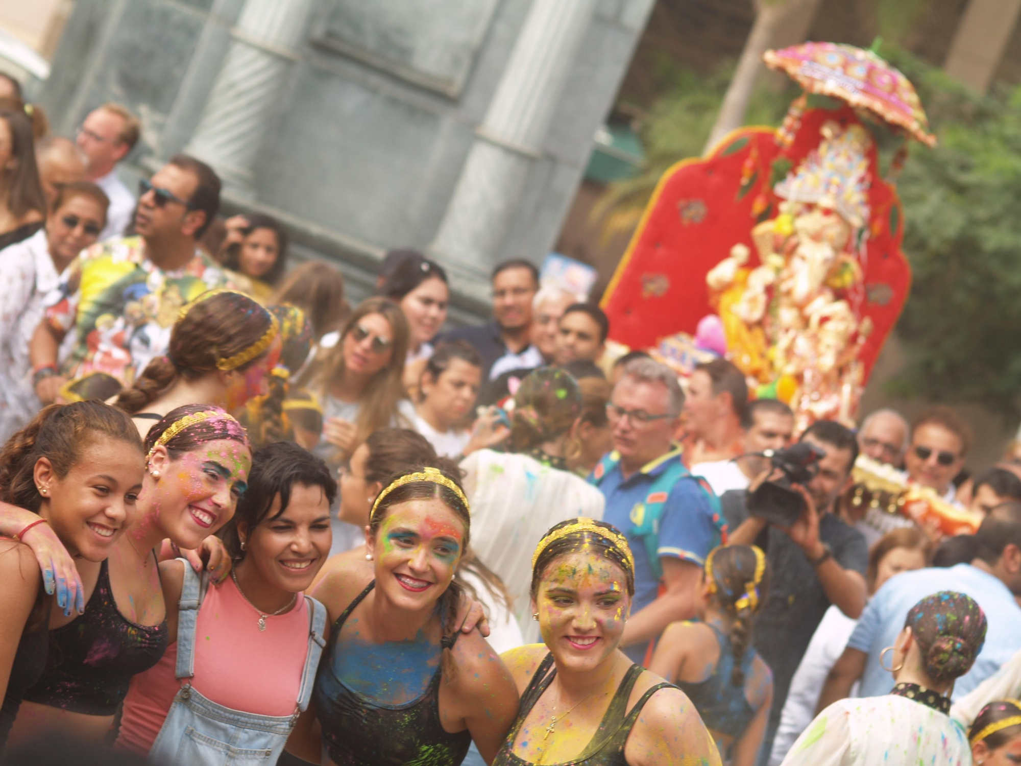 Celebración del Holi hindú en Ceuta, con la imagen de Ganesh al fondo.