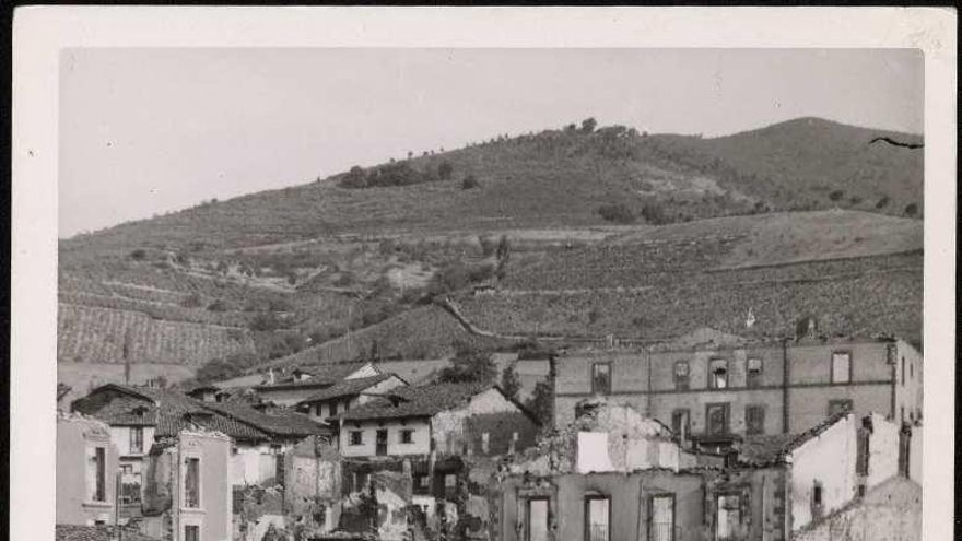"Detalle del pueblo, vista desde un alto. Casas incendiadas por la gasolina roja". 5-9-37
