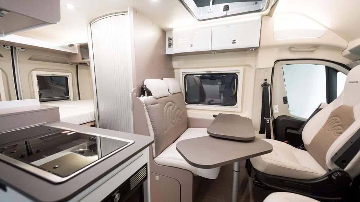 Interior de la autocaravana de Roadsurfer