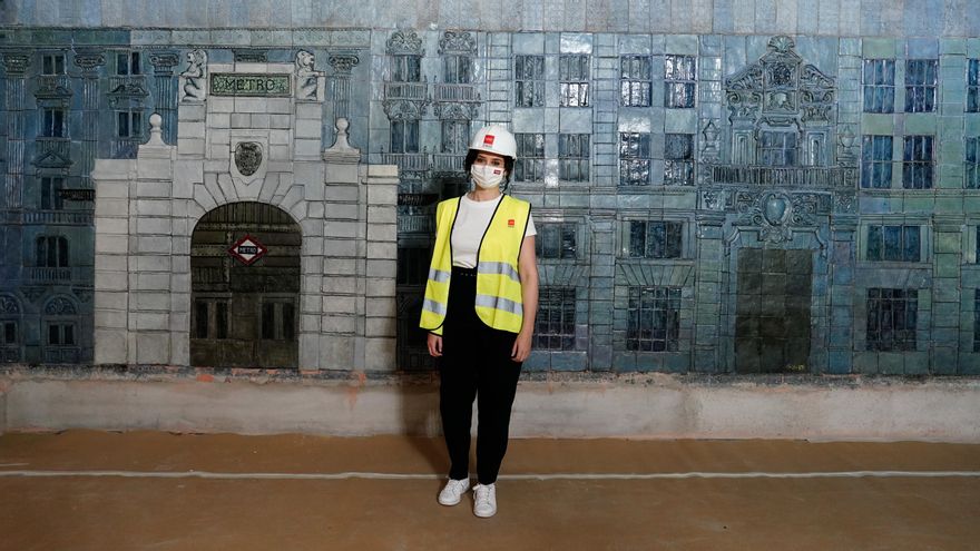 Díaz Ayuso, frente al mural cerámico de Miguel Durán-Loriga