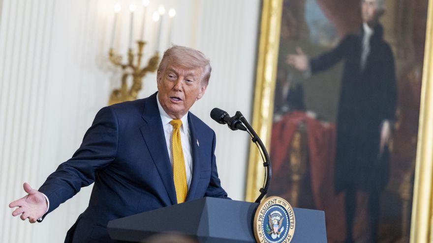 El presidente de Estados Unidos, Donald Trump, fue captado, este 6 de mayo, durante un acto en el Salón Este de la Casa Blanca, en Washington DC (EE.UU.). EFE/Shawn Thew