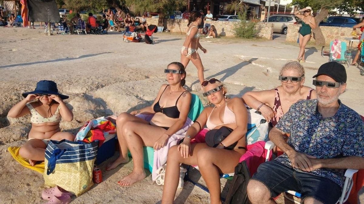 Varias familias ven el eclipse total de Sol en las Lagunas de Villafranca de los Caballeros (Toledo)