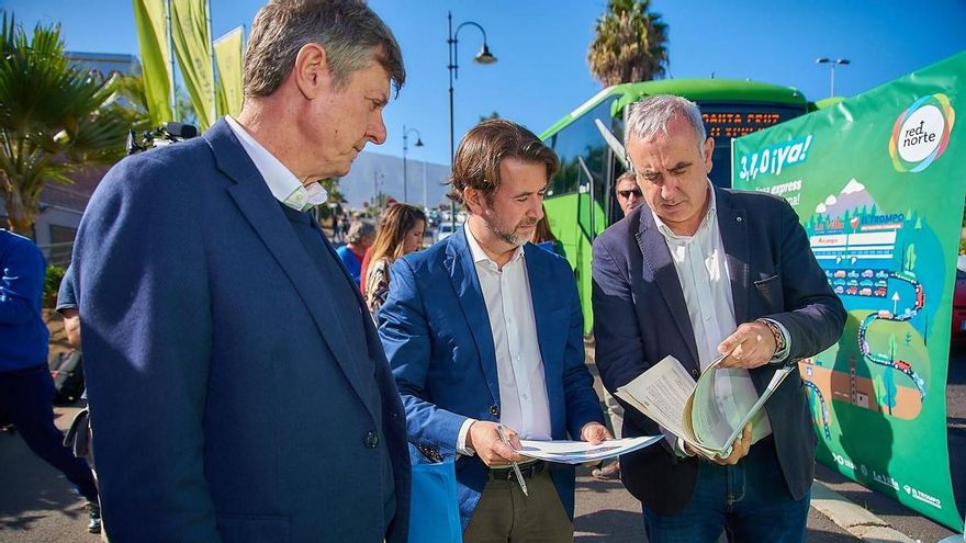 Carlos Alonso (centro), en la presentación de la nueva línea exprés 310 de TITSA en La Orotava