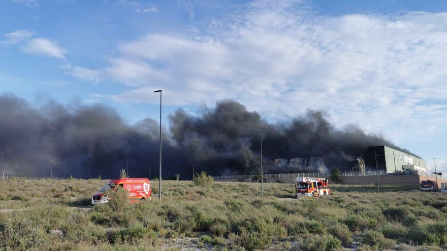 Controlado el fuego de una nave en el Parque de Reciclado de Zaragoza que podría extinguirse este viernes