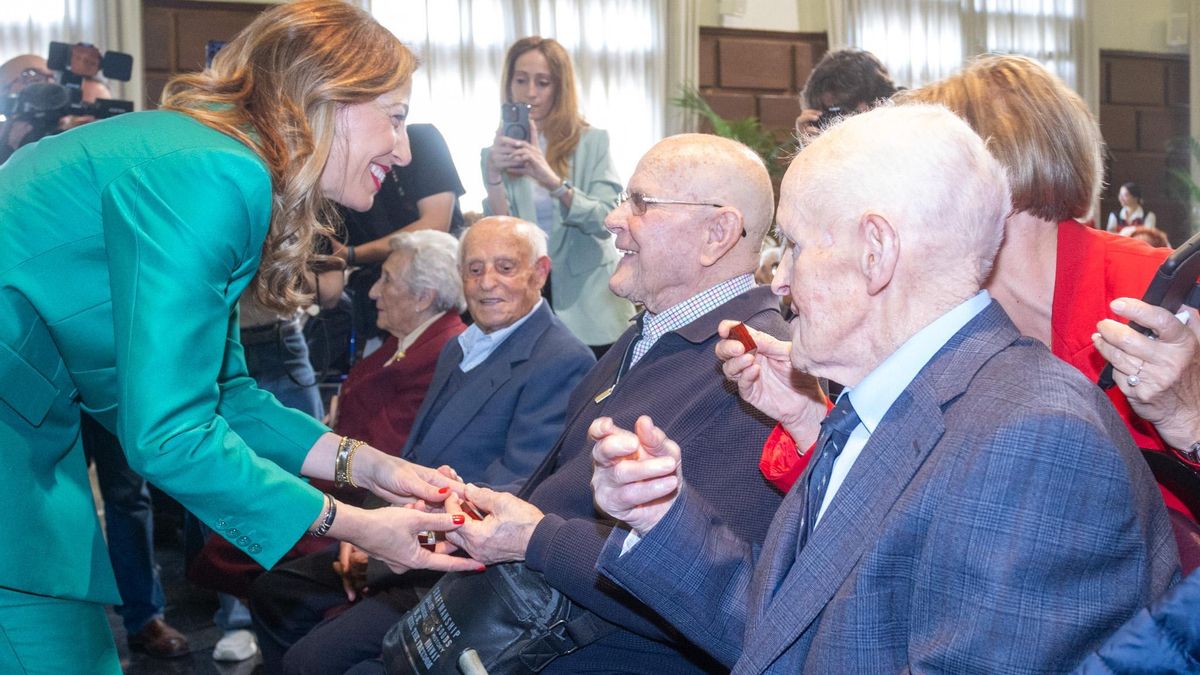 La alcaldesa ha entregado una insignia a cada homenajeado