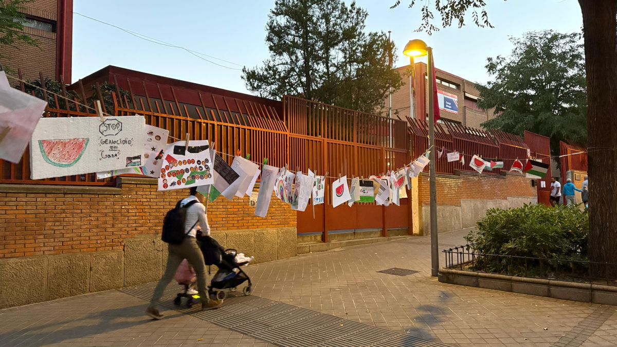 The CEIP Joaquín Costa (Arganzuela) shows his solidarity with Palestine with drawings of students hanging on his facade