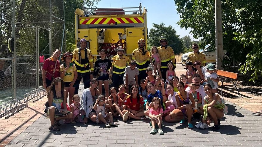 Niños y niñas de Alcantud en una actividad con los bomberos forestales del Plan Infocam