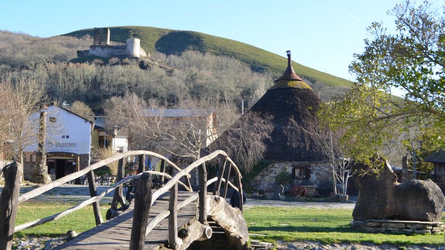El precioso pueblo de León que esconde un castillo y pallozas prerromanas