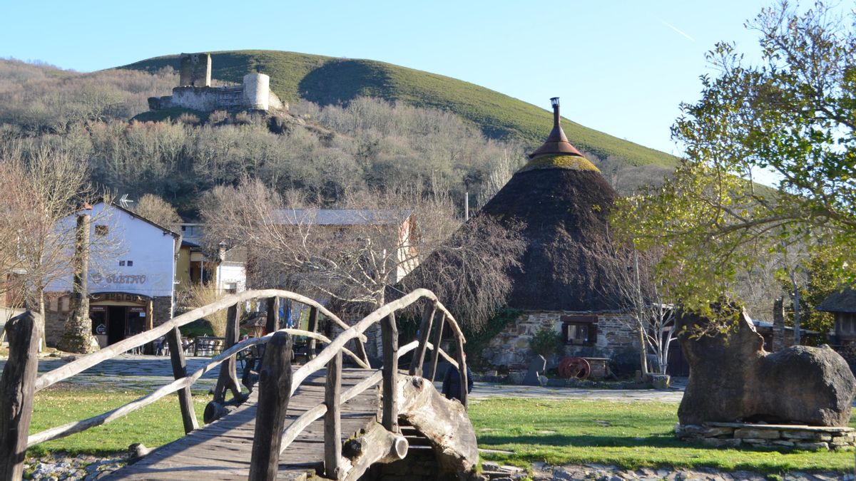Palloza y castillo de Balboa.