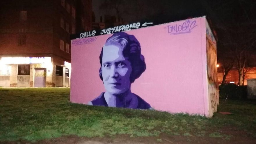 El mural en homenaje a la maestra Justa Freire la noche en que se realizó