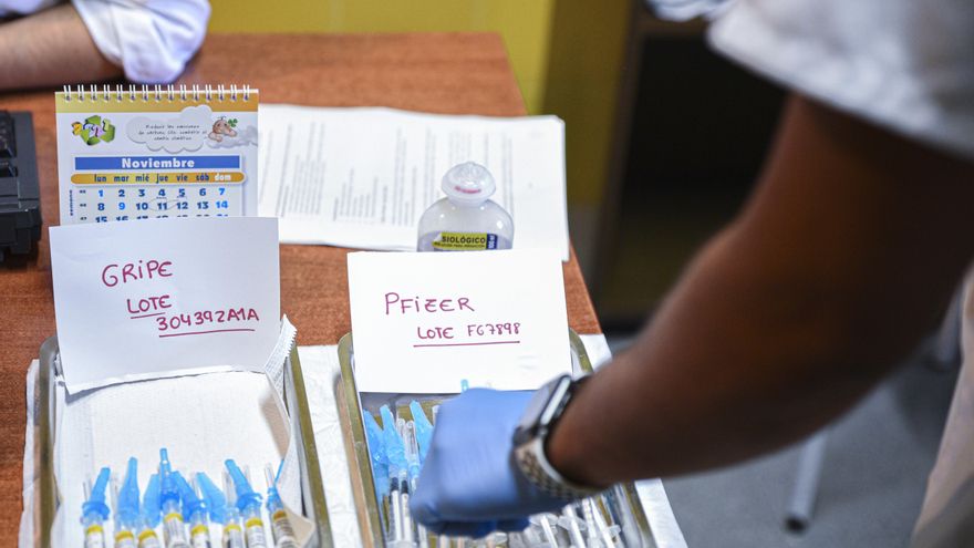 Dos bandejas, con vacunas contra la gripe y con terceras dosis de la vacuna contra el Covid-19