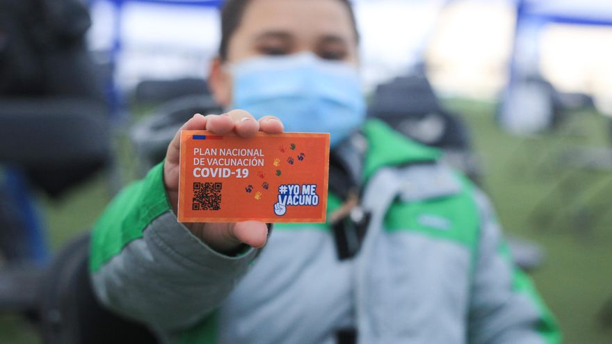 Un niño enseña su carnet de vacunación contra la COVID-19, en Chile.