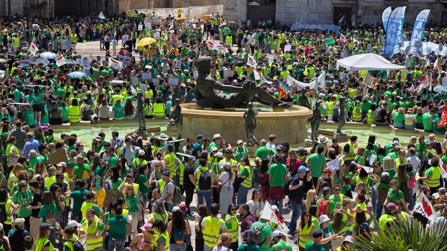Los docentes vacían las clases e inundan las calles en la primera jornada de huelga indefinida mientras la Generalitat se enroca