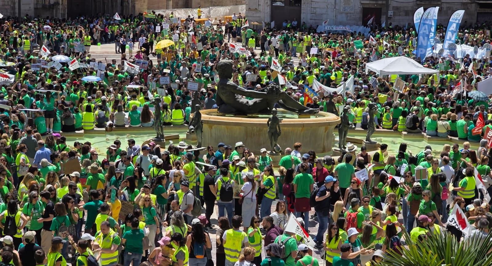 Miles de docentes se manifiestan en València en el primer día de huelga indefinida