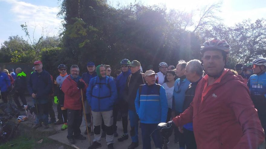 Un centenar de personas protesta contra el cierre del camino junto al canal del Guadalmellato