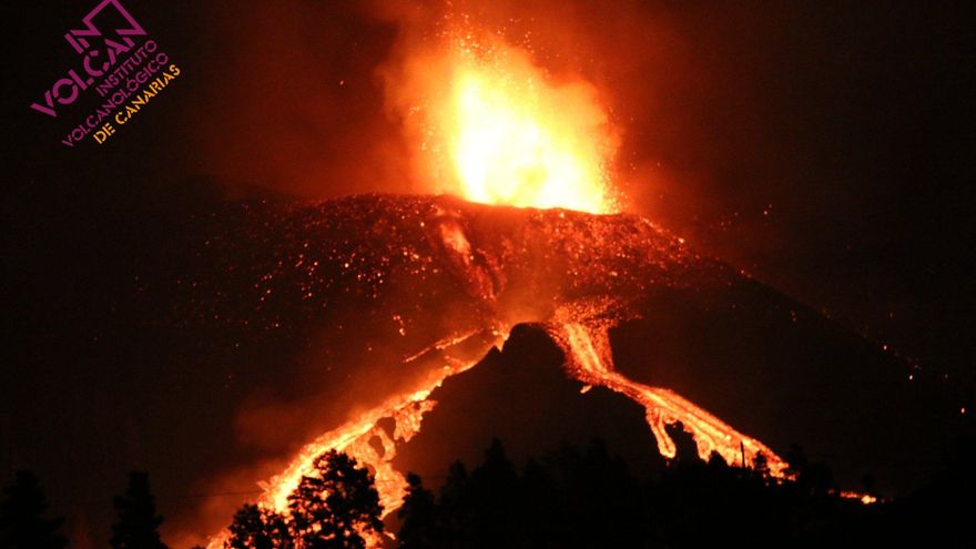 La lava se desparrama por el flanco norte del volcán de La Palma mientras la colada de La Laguna se dirige hacia el mar por el Mirador del Perdido
