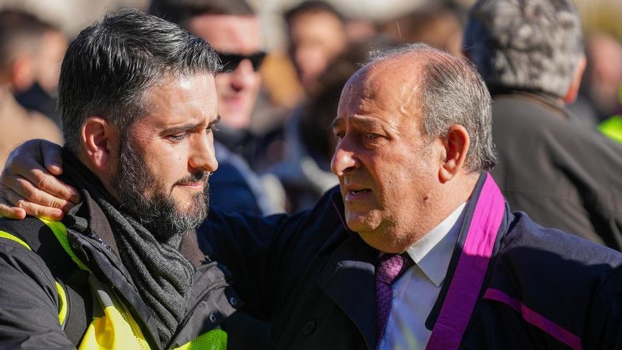 Imágenes de la concentración organizada por los sindicatos de Renfe a las puertas de la estación de trenes de Córdoba Julio Anguita