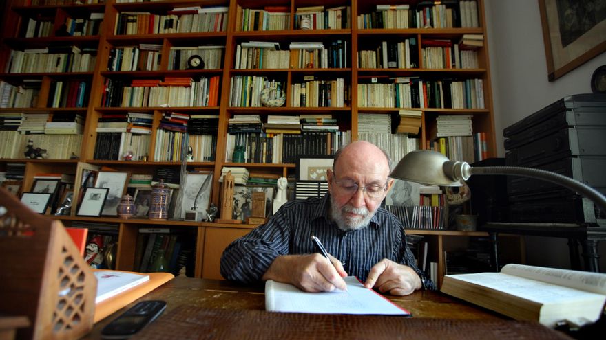 El poeta Marc Granell ens conta que construeix primer el poema sencer en el seu cap i després l’escriu en un quadern. | JESÚS CÍSCAR