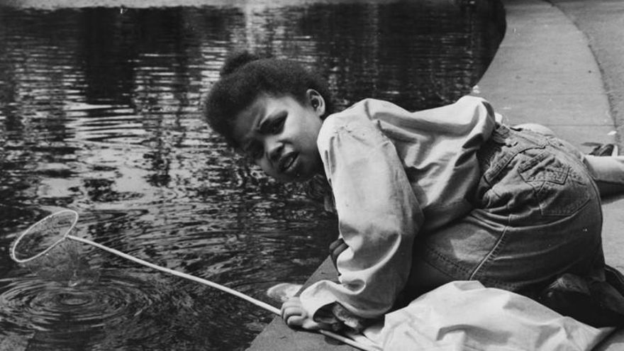 Emma Dabiri, de pequeña, con su afro corto, en una de las imágenes de 'No me toques el pelo'.