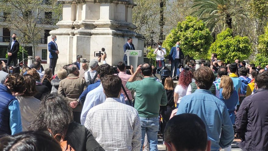 Vox organiza una concentración para "300 personas" en Sevilla disfrazada de rueda de prensa para sortear el informe sanitario de la Junta