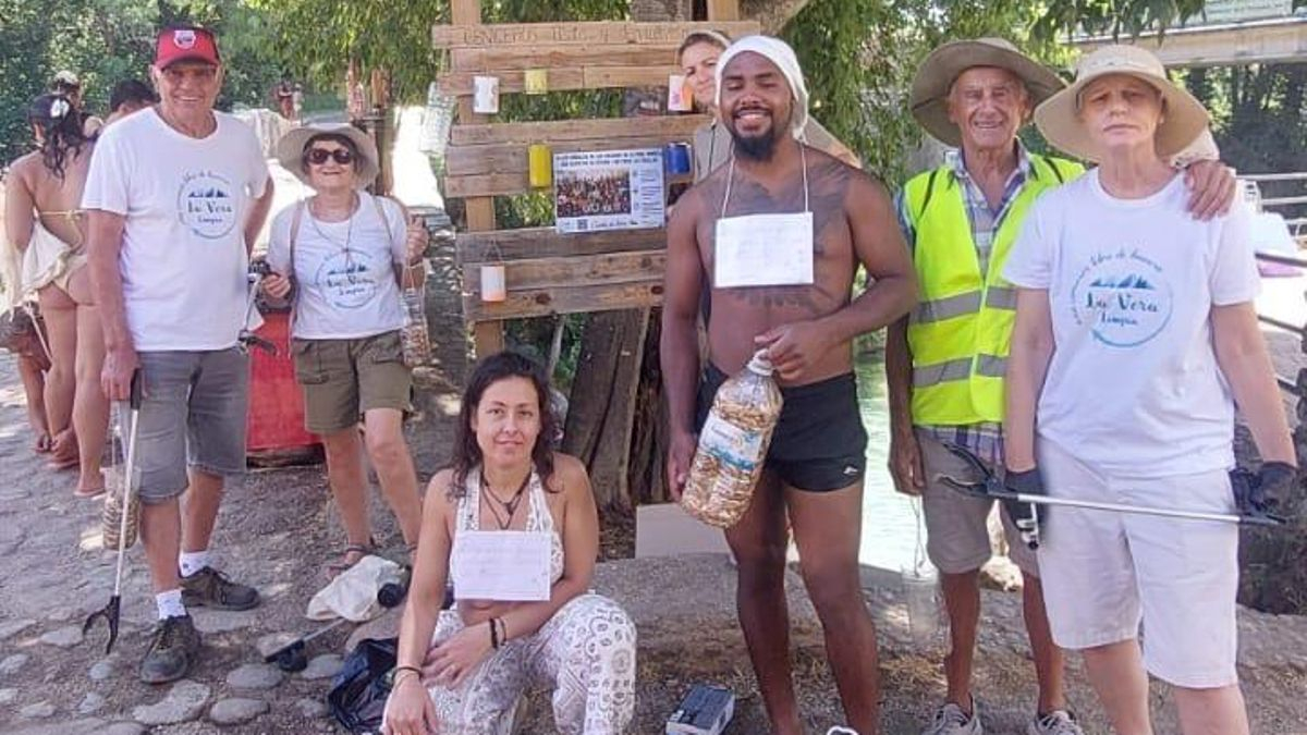 Más de 2.200 colillas retiradas de la garganta de Cuartos en una nueva acción de voluntariado ambiental en La Vera