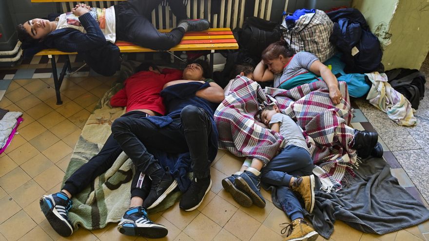 Refugiados gitanos ucranianos acampan en la estación de tren de Praga ante la falta de ayuda
