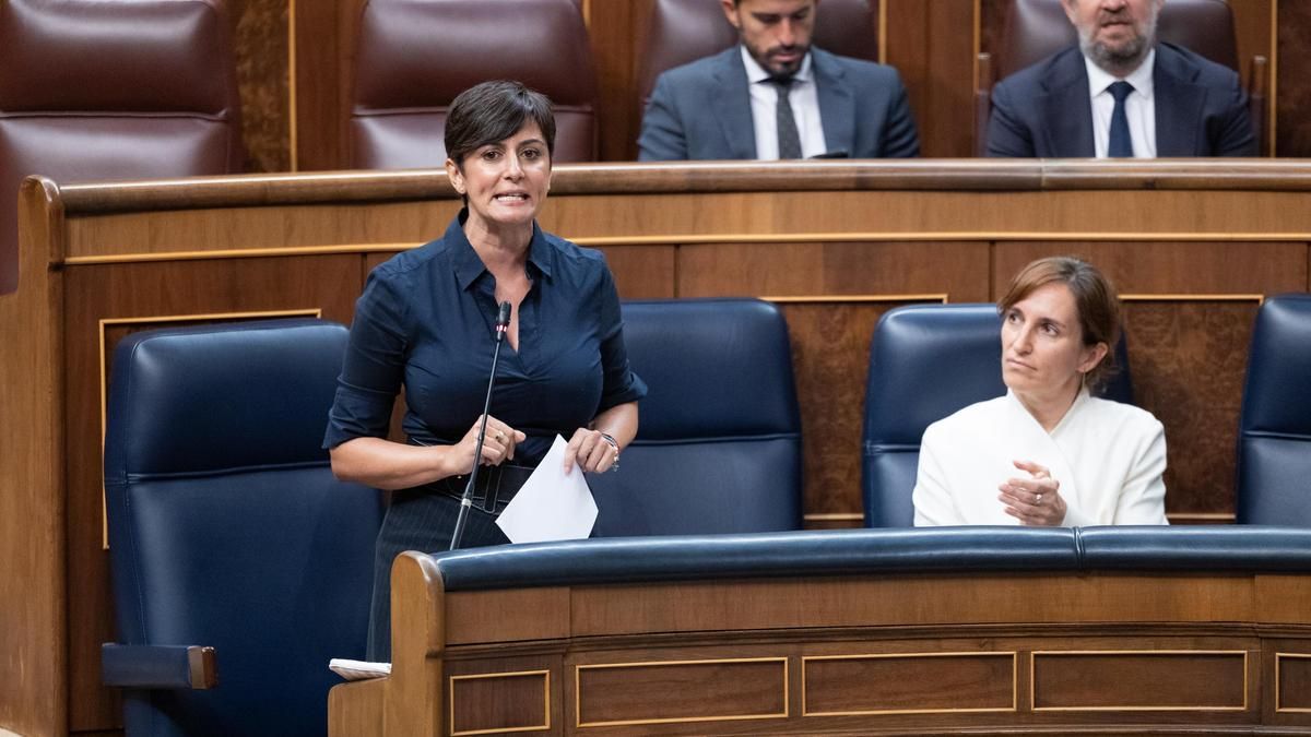 La ministra de Vivienda y Agenda Urbana, Isabel Rodríguez, observada por la titular de Sanidad, Mónica García.
