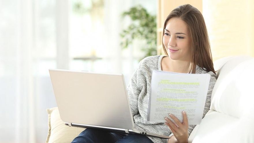 Un informe encontró que los estudiantes universitarios aumentan un 7% sus salarios al graduarse