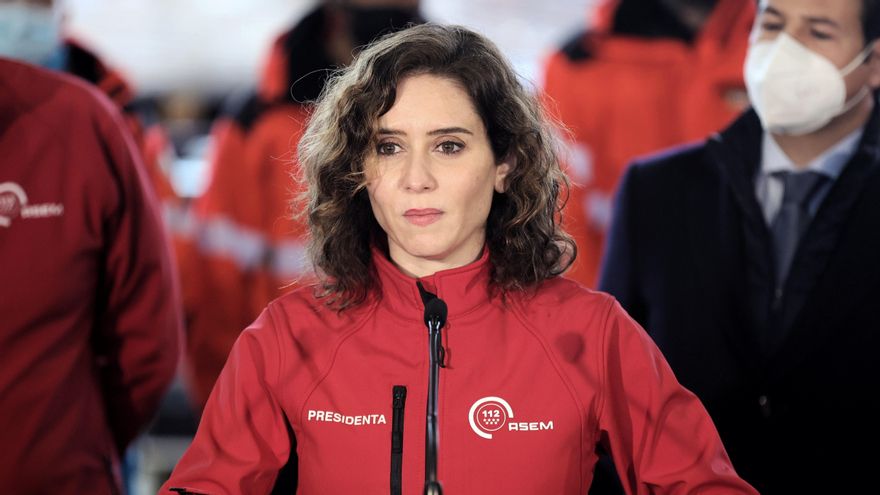 La presidenta de la Comunidad de Madrid, Isabel Díaz Ayuso, interviene durante su visita al Parque de Bomberos de Las Rozas