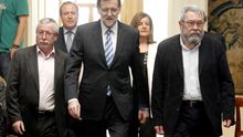 El presidente del Gobierno, Mariano Rajoy (c), acompañado de los secretarios generales de CCOO, Ignacio Fernández Toxo (i), y de UGT, Cándido Méndez y seguido del presidente de CEPYME, Jesús Terciado y la ministra de Empleo y Seguridad Social, Fátima Báñez, momentos antes de presentar en La Moncloa la Estrategia de Emprendimiento y Empleo Joven (2013-2016). EFE/J. J. Guillén