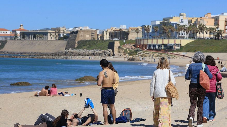 España supera por primera vez los 22 millones de trabajadores y el paro cae por debajo de 2,4 millones de personas