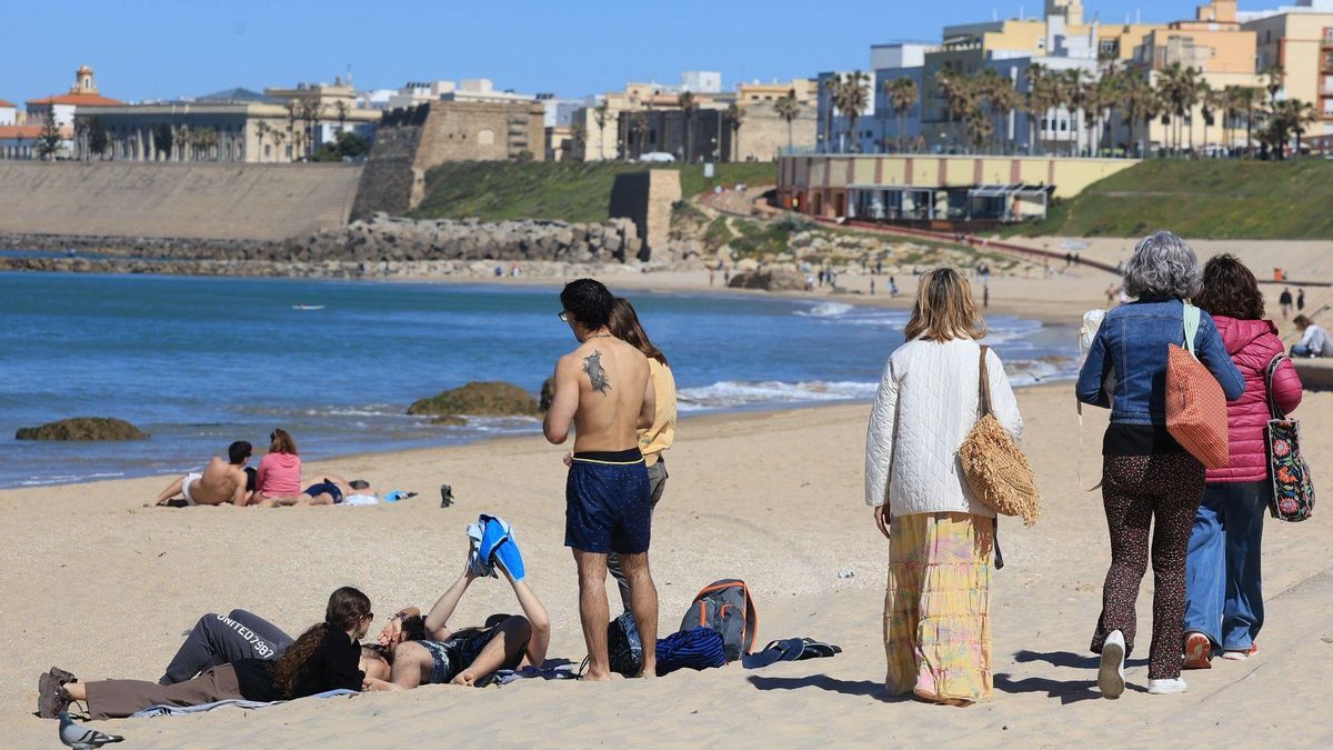 España supera por primera vez los 22 millones de trabajadores y el paro cae por debajo de 2,4 millones de personas