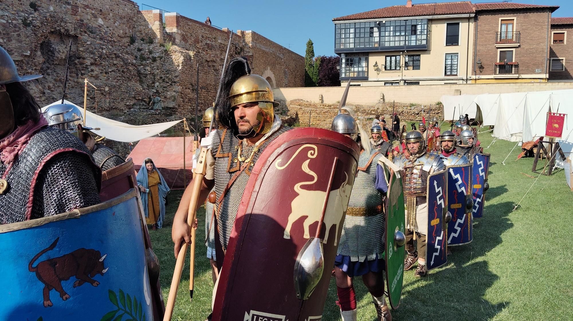 Tropas romanas en formación de desfile en el jardín de la Casona de Puerta Castillo en el Natalicio 2025.