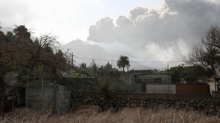 Columna de ceniza y otras partículas que emite el volcán de La Palma. (ALEJANDRO RAMOS)