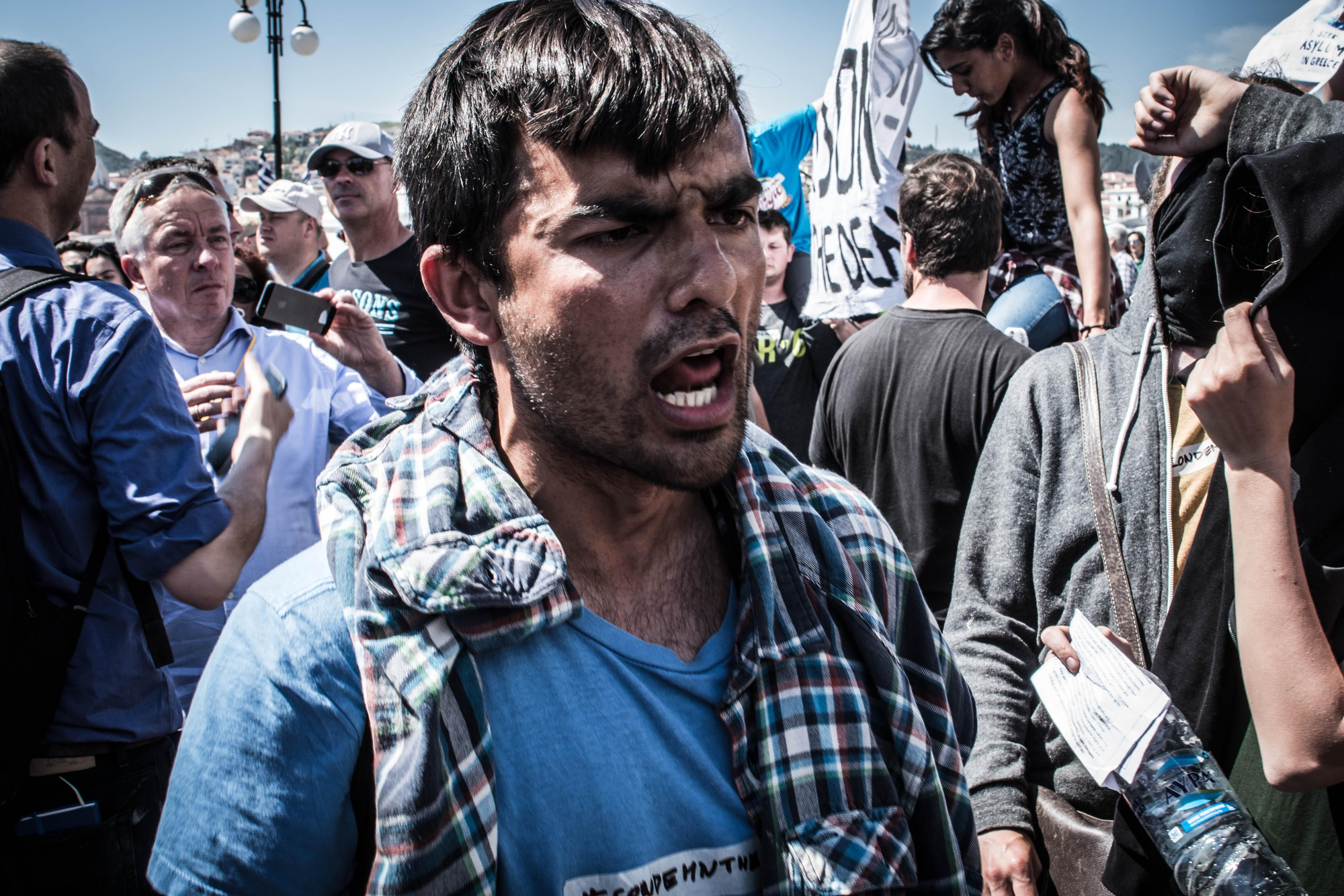 Protesta en el puerto de Mytilini, en la isla de Lesbos