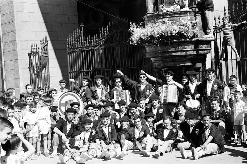 Una cuadrilla de blusas -algunos con el brazo derecho en alto- el 5 de agosto de 1961