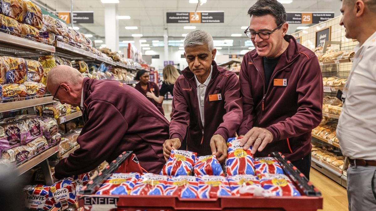 El primer ministro británico, Andy Burnham, y el alcalde de Londres, Sadiq Khan, en un supermercado en Londres, el 26 de agosto.