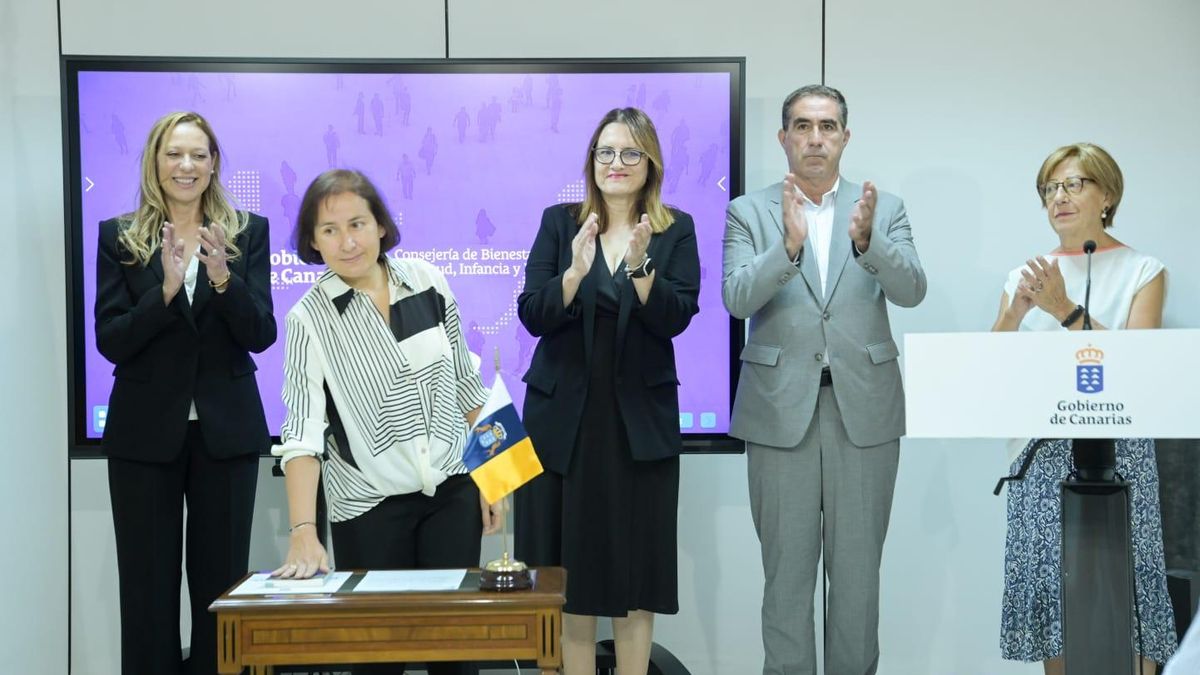 Toma posesión de Concepción Ramírez como directora general de Dependencia. En la foto, junto a la consejera del área y el equipo de la Consejería de Bienestar Social.