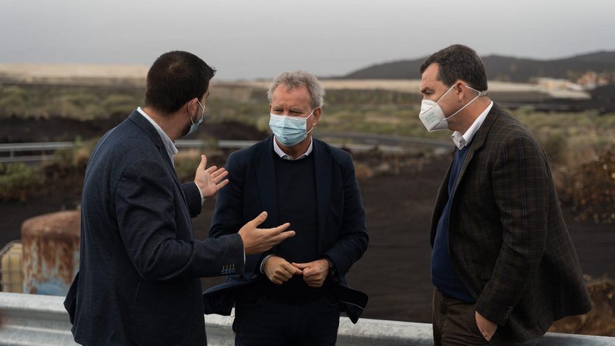 Un momento del acto de puesta en servicio de la nueva carretera que conecta Las Manchas con Puerto Naos, en el municipio de Los Llanos de Aridane.