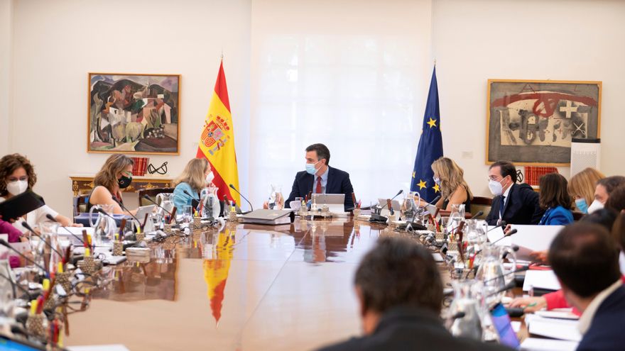 El presidente del Gobierno español, Pedro Sánchez (c, al fondo) preside la reunión del Consejo de Ministros, este martes, en el Palacio de la Moncloa. EFE/ Pool Moncloa/Borja Puig de la Bellacasa