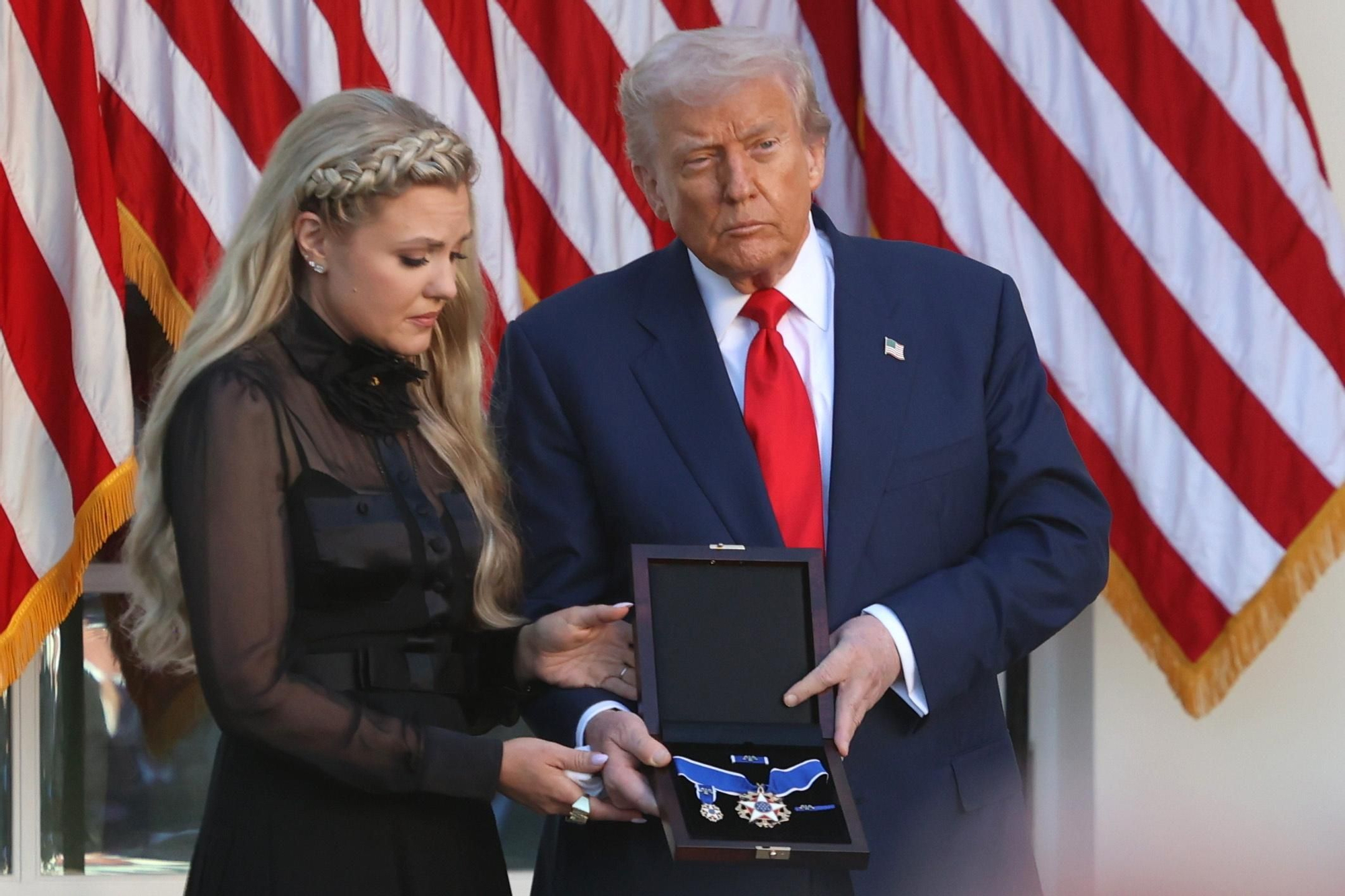 El presidente estadounidense, Donald J. Trump (d), entrega a Erika Kirk la Medalla Presidencial de la Libertad en honor a su difunto esposo, Charlie Kirk en la Rosaleda de la Casa Blanca, en Washington. EFE/Alex Wroblewski