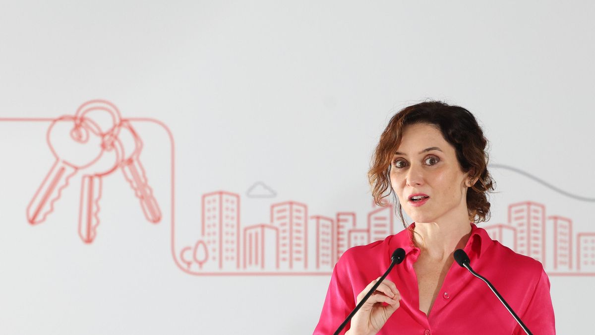 Archivo - La presidenta de la Comunidad de Madrid, Isabel Díaz Ayuso, interviene durante una visita a una nueva promoción del Plan Vive de alquiler a precio asequible en Tres Cantos