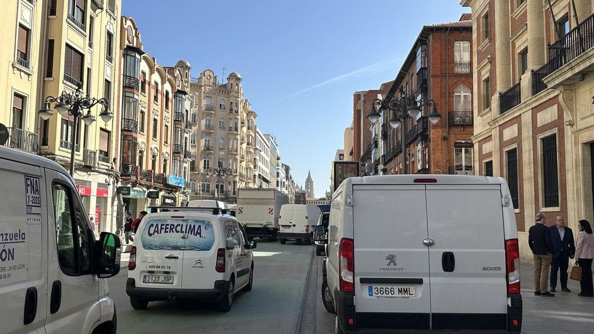 Atasco en Ordoño II en León por la manifestación de la banca.
