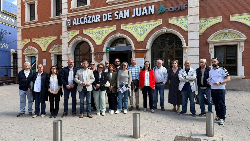 La plataforma por el tren de la Mancha carga contra Óscar Puente a cuenta del AVE a Jaén: "Es una tomadura de pelo"