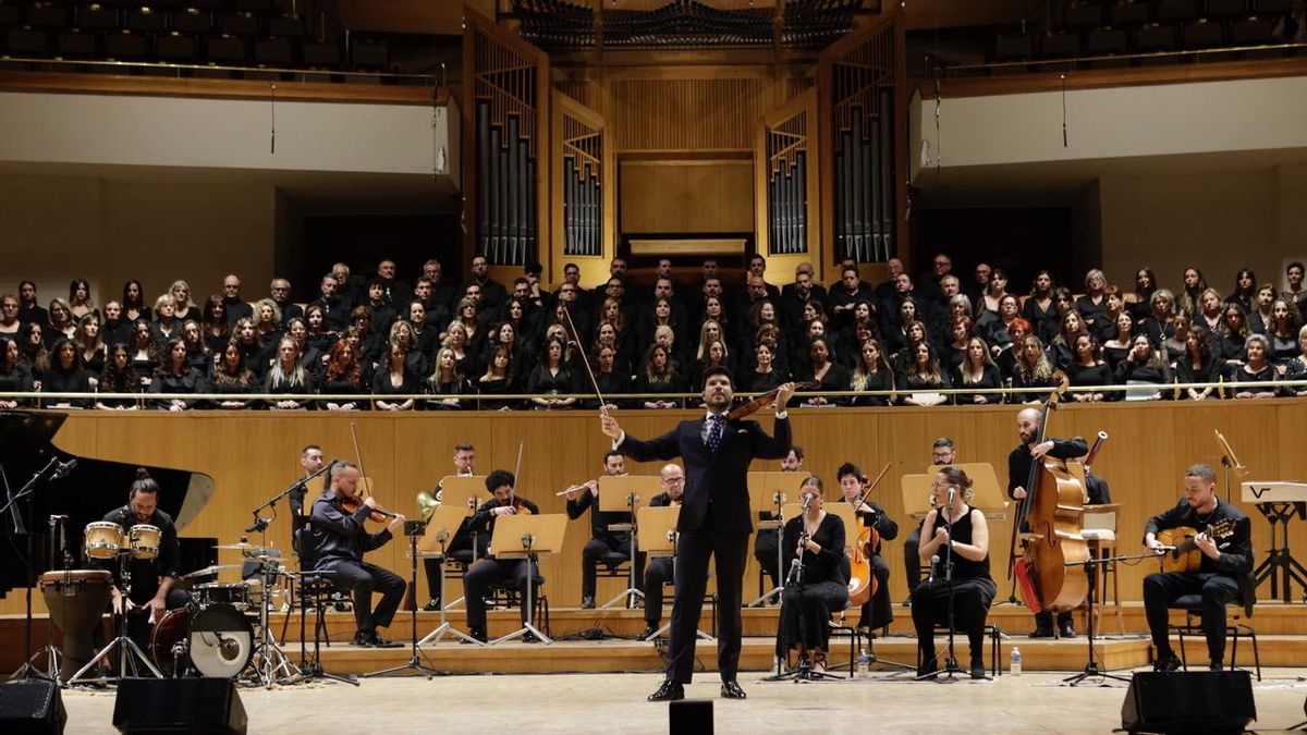 Paco Montalvo celebra 10 años de 'Alma del violín flamenco' con un concierto con 150 músicos en Madrid