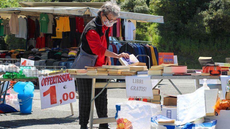 La Librera Feliz que regala libros en pequeños mercados de Roma